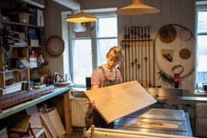 [DIY Guide] A Woodworker's Circular Table Top Creation | Step-by-Step Guides, Tools & Inspiration to Build Beautiful Wooden Decor on a Budget